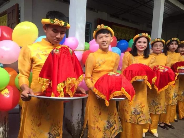 Dàn bê tráp lạ nhất Việt Nam: Cho trai giả gái, lúc toàn... bô lão