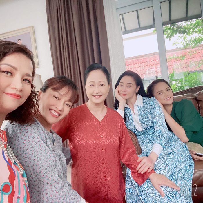 Dàn cast Hương Vị Tình Thân khắng khít phía sau ống kính máy quay