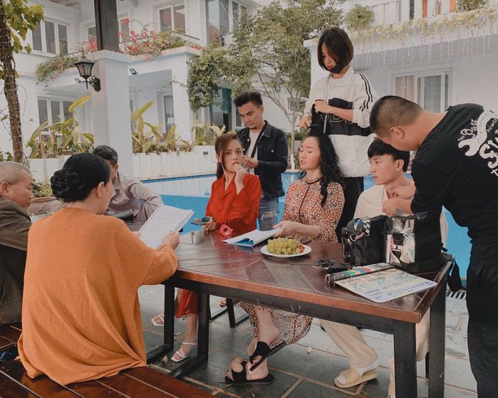Dàn cast Hương Vị Tình Thân khắng khít phía sau ống kính máy quay