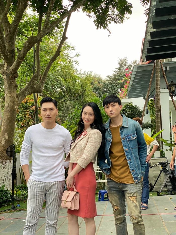 Dàn cast Hương Vị Tình Thân khắng khít phía sau ống kính máy quay