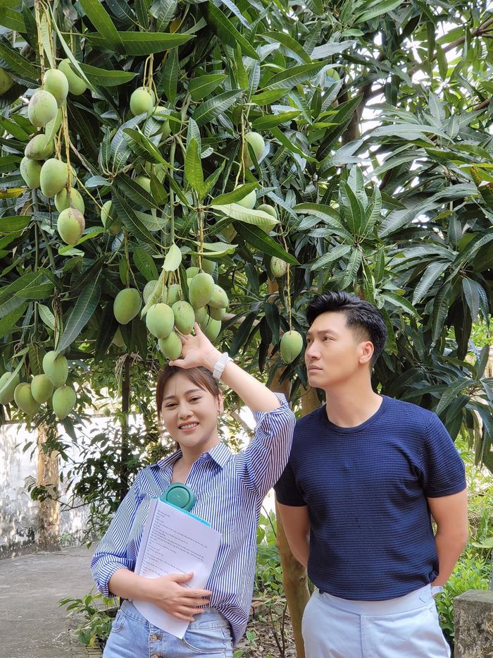 Dàn cast Hương Vị Tình Thân khắng khít phía sau ống kính máy quay