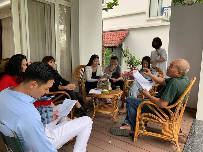 Dàn cast Hương Vị Tình Thân khắng khít phía sau ống kính máy quay