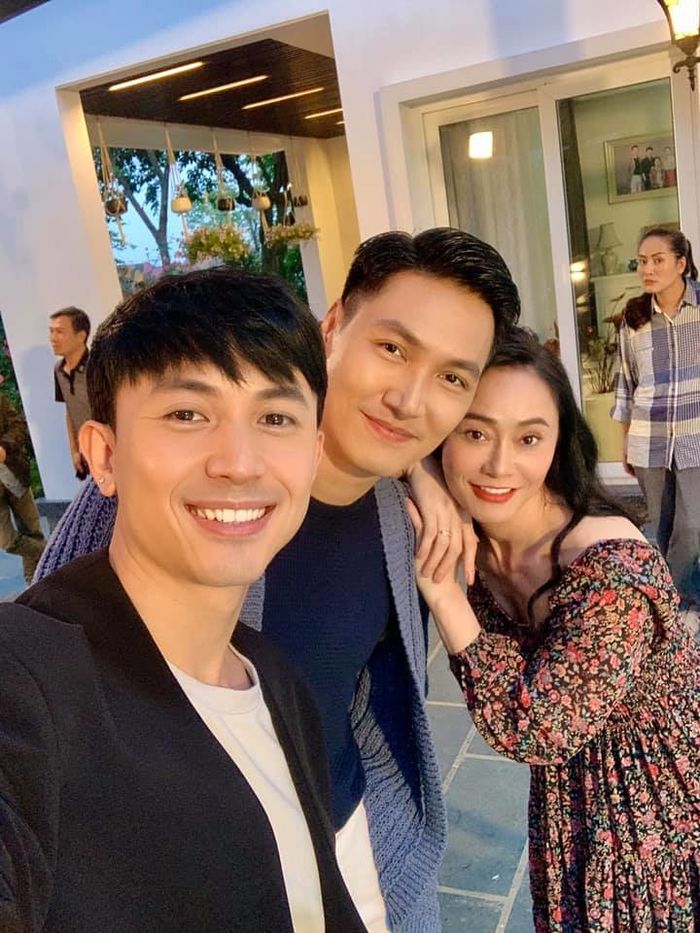 Dàn cast Hương Vị Tình Thân khắng khít phía sau ống kính máy quay