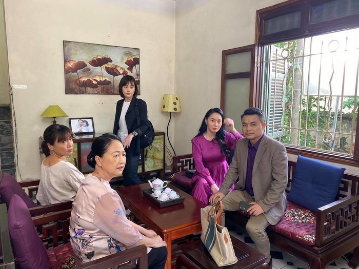 Dàn cast Hương Vị Tình Thân khắng khít phía sau ống kính máy quay