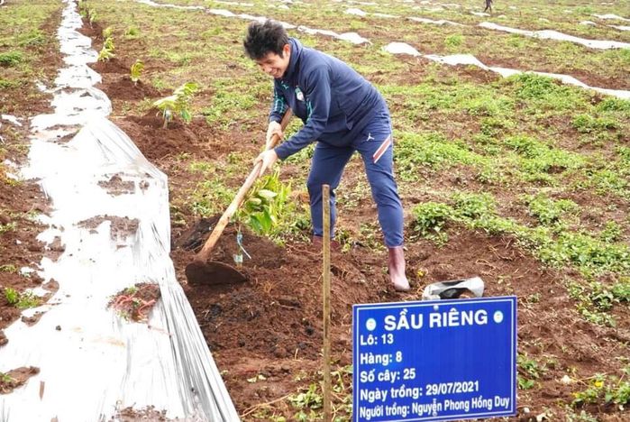 Một ngày đi làm nông dân của dàn cầu thủ: 5 năm sau mới có kết quả