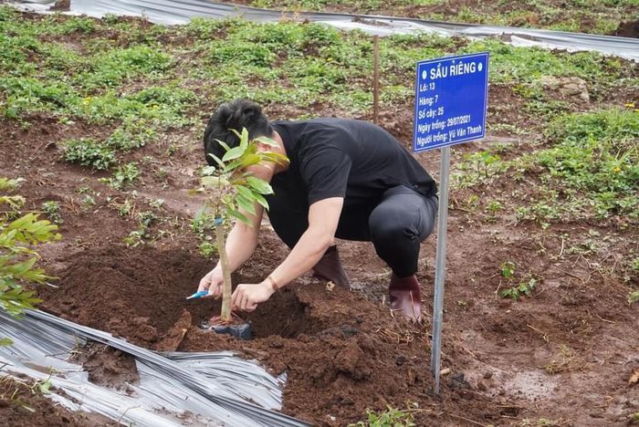 Một ngày đi làm nông dân của dàn cầu thủ: 5 năm sau mới có kết quả