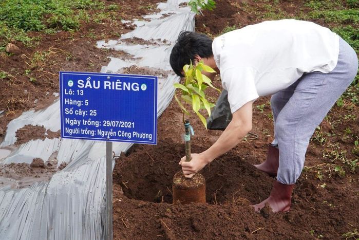 Một ngày đi làm nông dân của dàn cầu thủ: 5 năm sau mới có kết quả