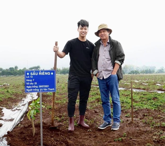 Một ngày đi làm nông dân của dàn cầu thủ: 5 năm sau mới có kết quả