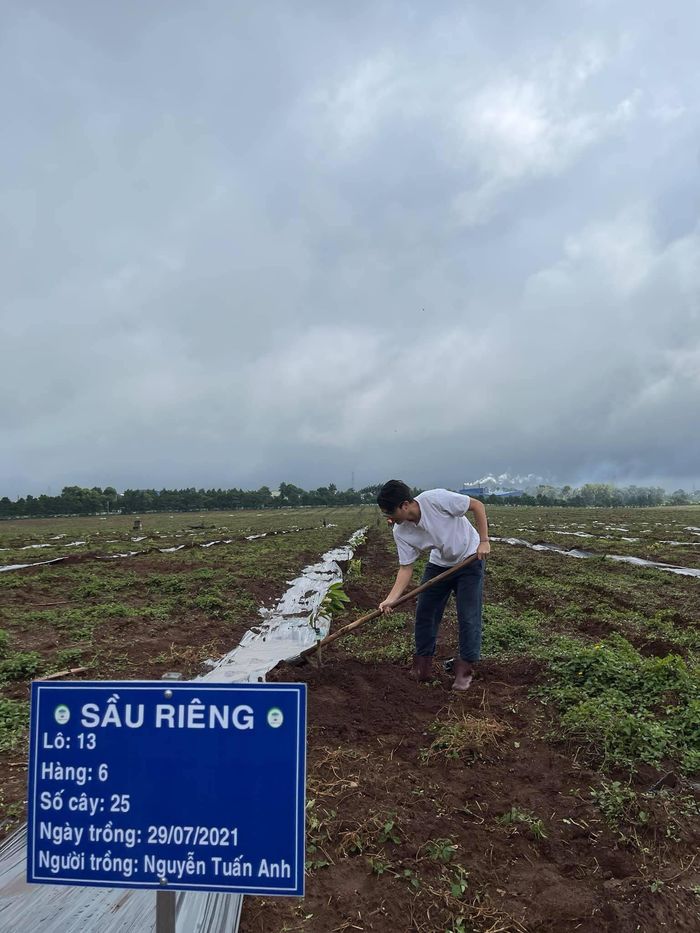 Một ngày đi làm nông dân của dàn cầu thủ: 5 năm sau mới có kết quả