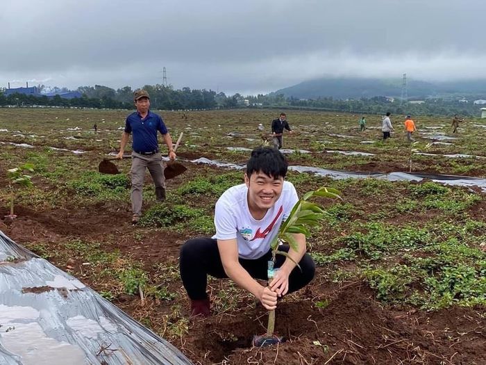Một ngày đi làm nông dân của dàn cầu thủ: 5 năm sau mới có kết quả