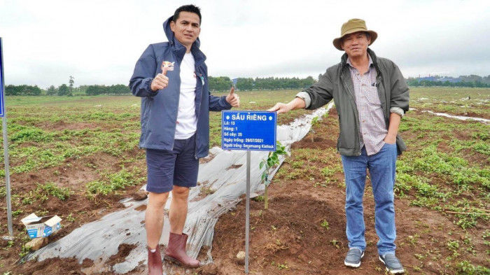 Một ngày đi làm nông dân của dàn cầu thủ: 5 năm sau mới có kết quả