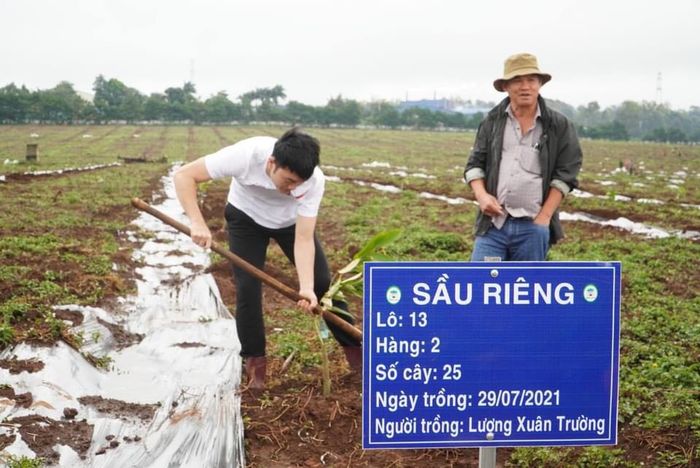 Một ngày đi làm nông dân của dàn cầu thủ: 5 năm sau mới có kết quả