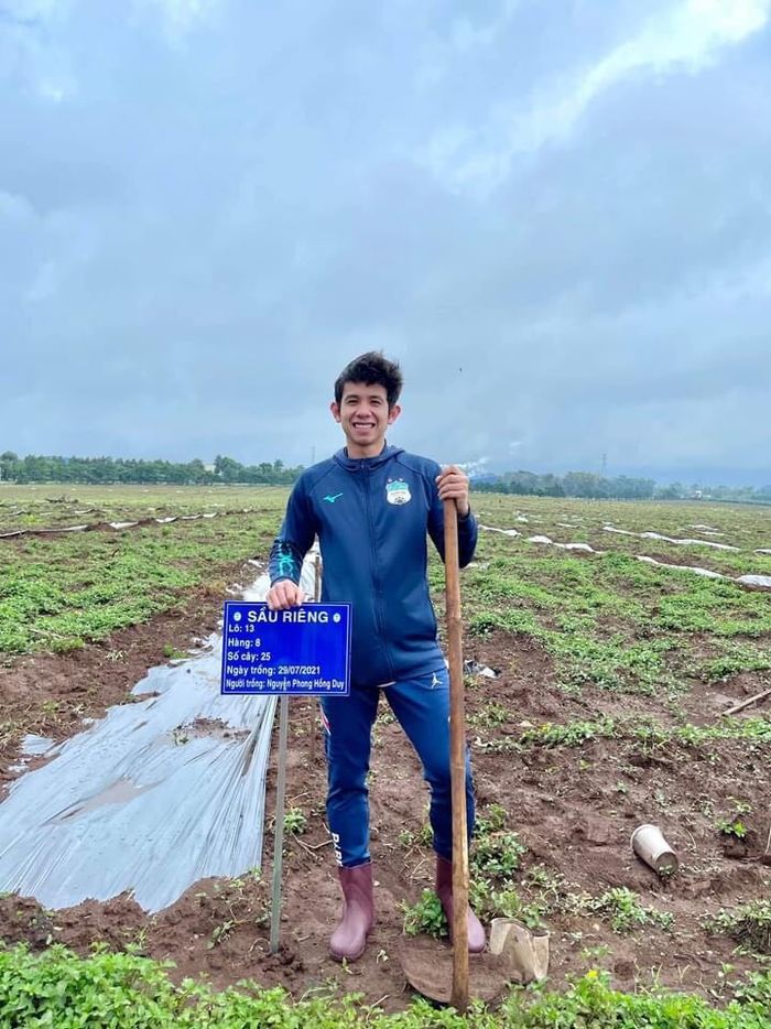Một ngày đi làm nông dân của dàn cầu thủ: 5 năm sau mới có kết quả