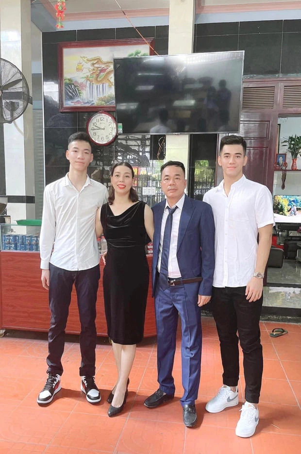Dàn cầu thủ Việt khi không quần đùi áo số: Văn Hậu thả diều mlem mlem
