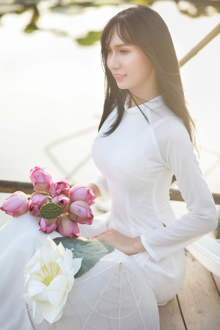 Dàn người đẹp làm đủ nghề để chuyển giới: có cả bưng bê, giữ bãi xe