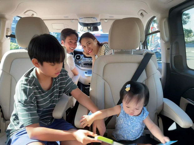 Hai nhóc tì nhà Cường Đô La mới tí tuổi đã sở hữu bộ sưu xế hộp riêng