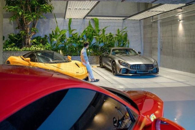 Hai nhóc tì nhà Cường Đô La mới tí tuổi đã sở hữu bộ sưu xế hộp riêng
