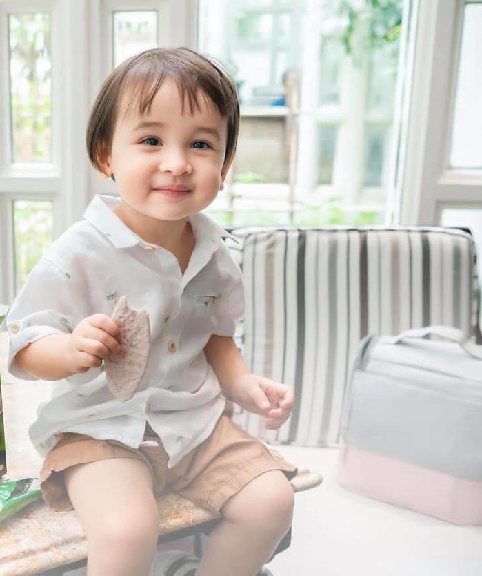 Chú boss may mắn nhất Vbiz: được con trai 2 tuổi gia chủ chia đồ ăn