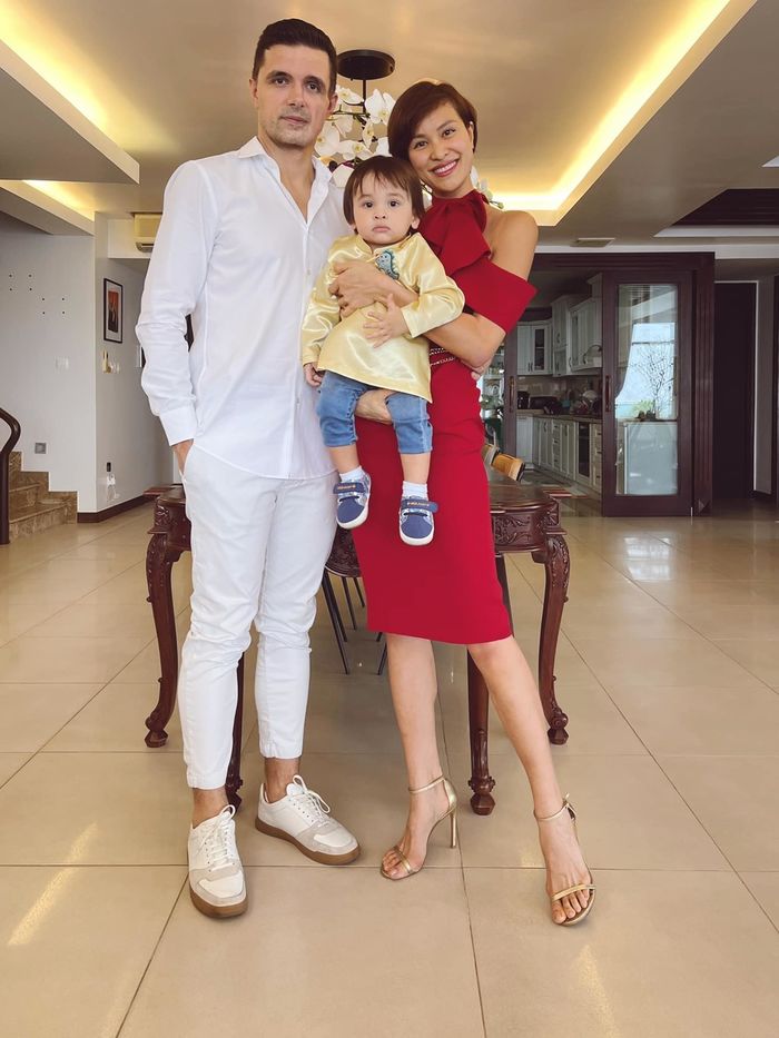 Chú boss may mắn nhất Vbiz: được con trai 2 tuổi gia chủ chia đồ ăn