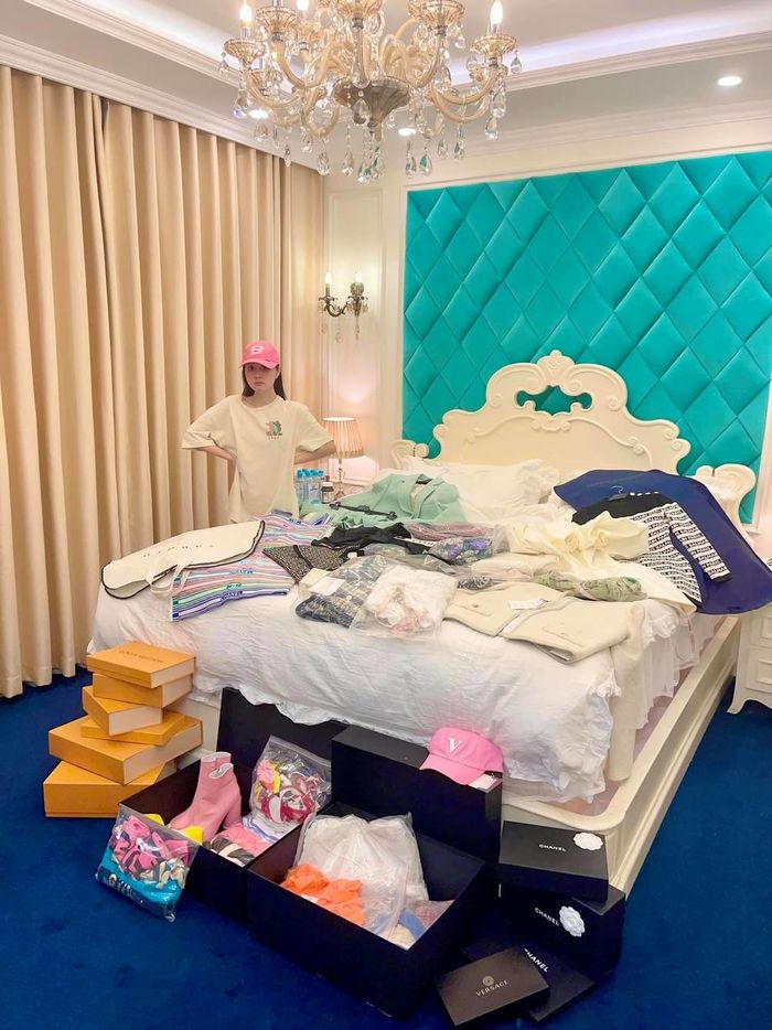 Đẳng cấp xài đồ hiệu của sao Việt: Bảo Thy được vào hẳn phòng VIP