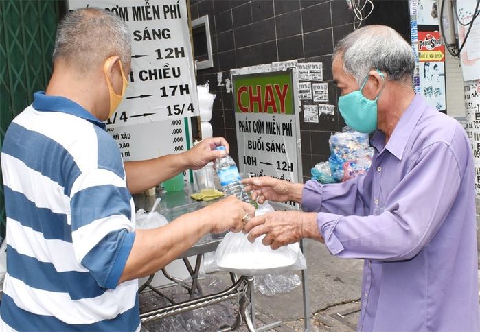 Danh sách điểm phát rau miễn phí và biếu tặng bữa ăn ở TP.HCM