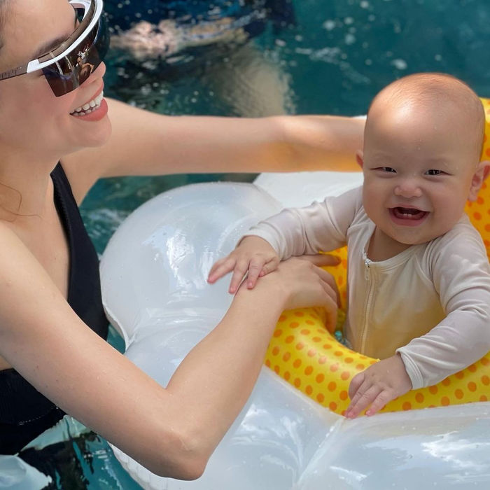 Đi bơi cũng phải thần thái: Biểu cảm của Leon và Lisa hôm nay yêu quá