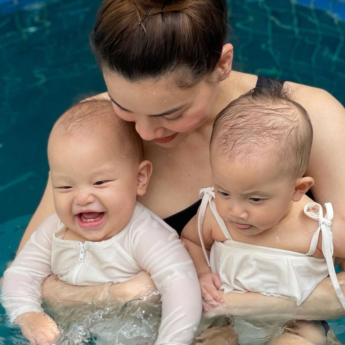 Đi bơi cũng phải thần thái: Biểu cảm của Leon và Lisa hôm nay yêu quá