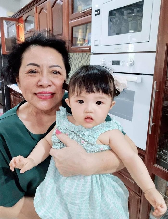 Điểm danh những nhóc tỳ giống hệt bà nội: Con trai Hòa Minzy có mặt