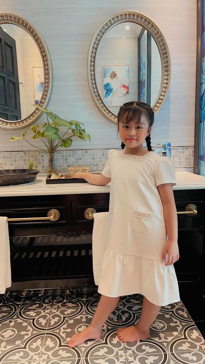 Diễn viên 8 tuổi phủ sóng Hương Vị Tình Thân, Mùa Hoa Tìm Lại