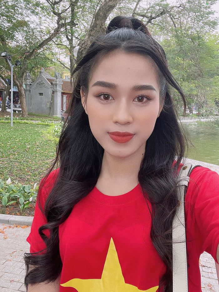 Đỗ Thị Hà tự trang điểm, phối đồ đỉnh của chóp còn xách túi 130 triệu