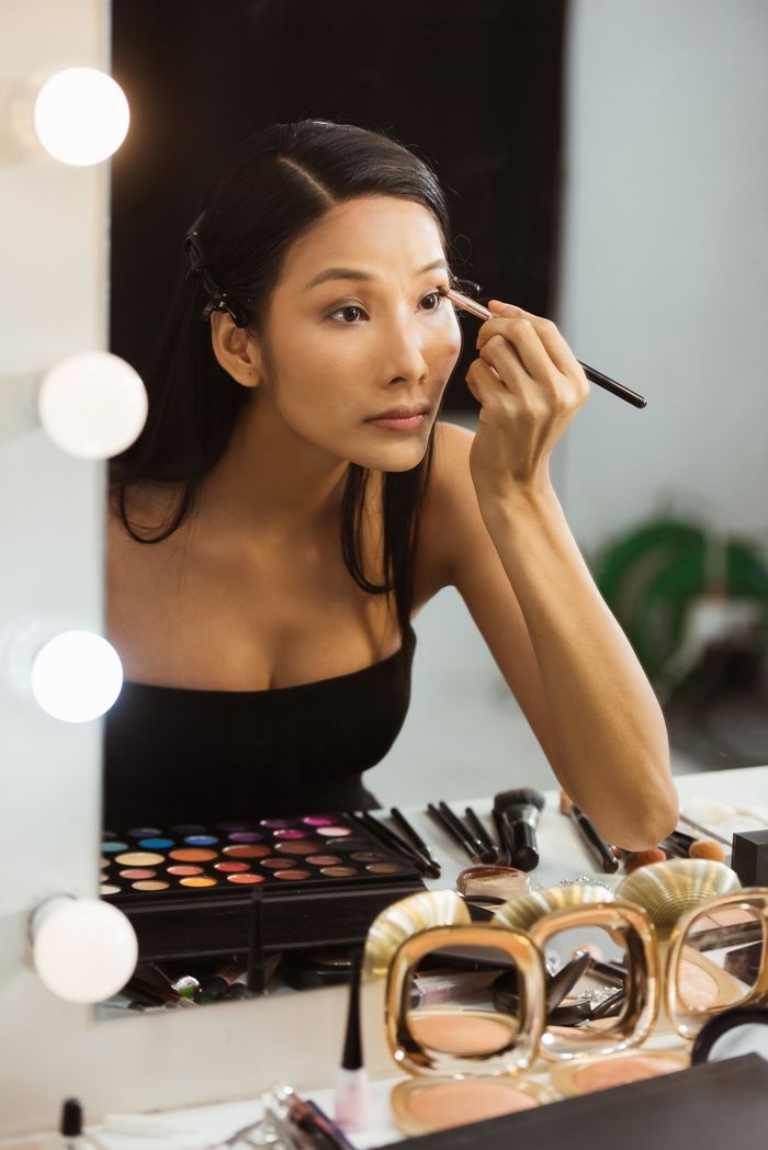 Đỗ Thị Hà tự trổ tài trang điểm và làm tóc cực chuyên nghiệp