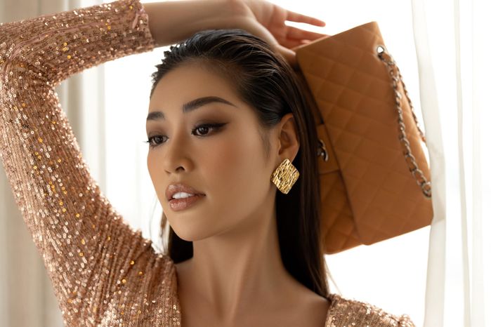 Đỗ Thị Hà tự trổ tài trang điểm và làm tóc cực chuyên nghiệp