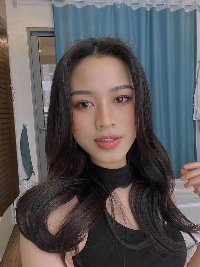 Đỗ Thị Hà tự trổ tài trang điểm và làm tóc cực chuyên nghiệp