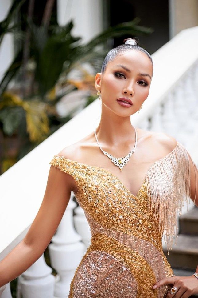 Đỗ Thị Hà tự trổ tài trang điểm và làm tóc cực chuyên nghiệp