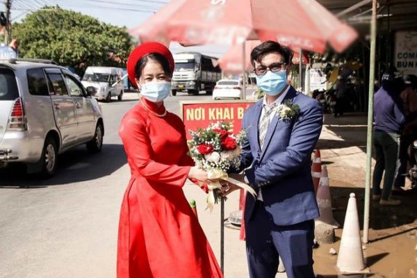 Đôi bạn trẻ tổ chức đám cưới ở chốt kiểm dịch xong nhà ai nấy về