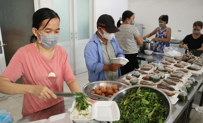 Anh Tây nấu cơm, chạy xe đi phát cho người nghèo giữa mùa dịch