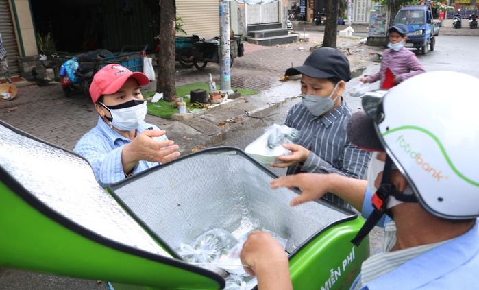 Anh Tây nấu cơm, chạy xe đi phát cho người nghèo giữa mùa dịch