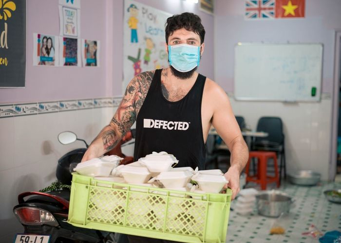 Anh Tây nấu cơm, chạy xe đi phát cho người nghèo giữa mùa dịch