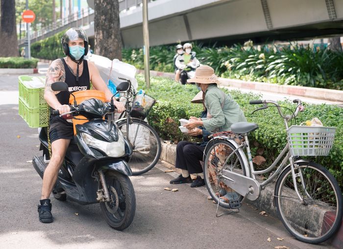 Anh Tây nấu cơm, chạy xe đi phát cho người nghèo giữa mùa dịch