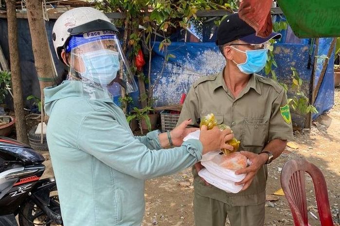 Anh Tây nấu cơm, chạy xe đi phát cho người nghèo giữa mùa dịch