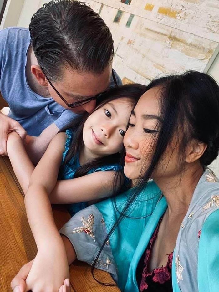Gia đình sao Vbiz nói tiếng Anh với con khi ở nhà