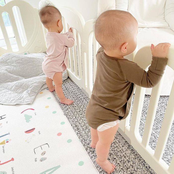 Leon giang hồ giật đồ chơi của chị, Lisa la hét cầu cứu: Mẹ coi em kìa