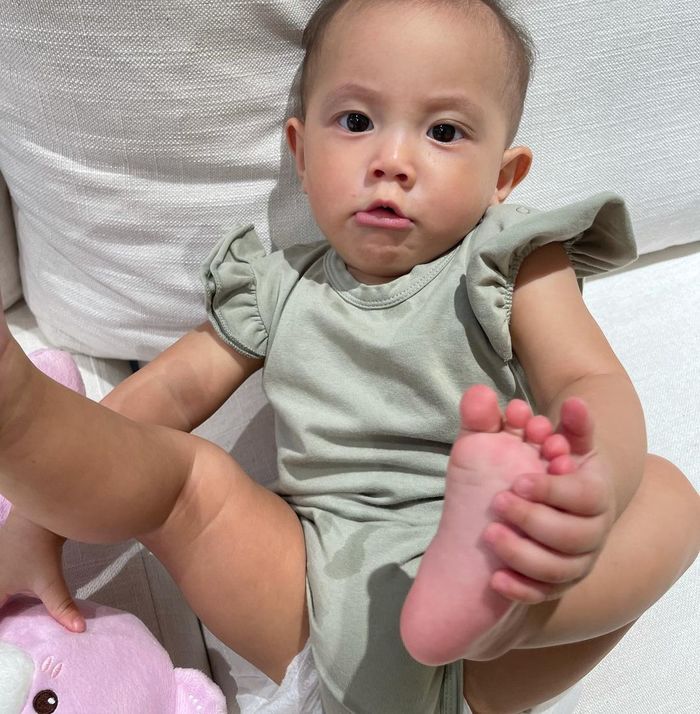 Leon giang hồ giật đồ chơi của chị, Lisa la hét cầu cứu: Mẹ coi em kìa