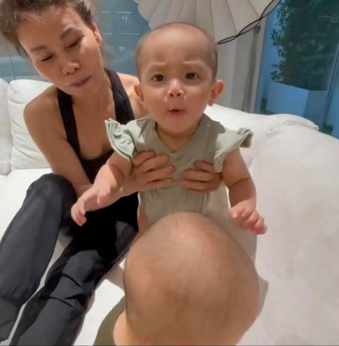 Leon giang hồ giật đồ chơi của chị, Lisa la hét cầu cứu: Mẹ coi em kìa