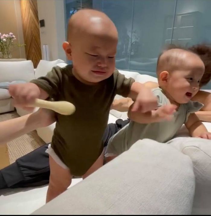 Leon giang hồ giật đồ chơi của chị, Lisa la hét cầu cứu: Mẹ coi em kìa