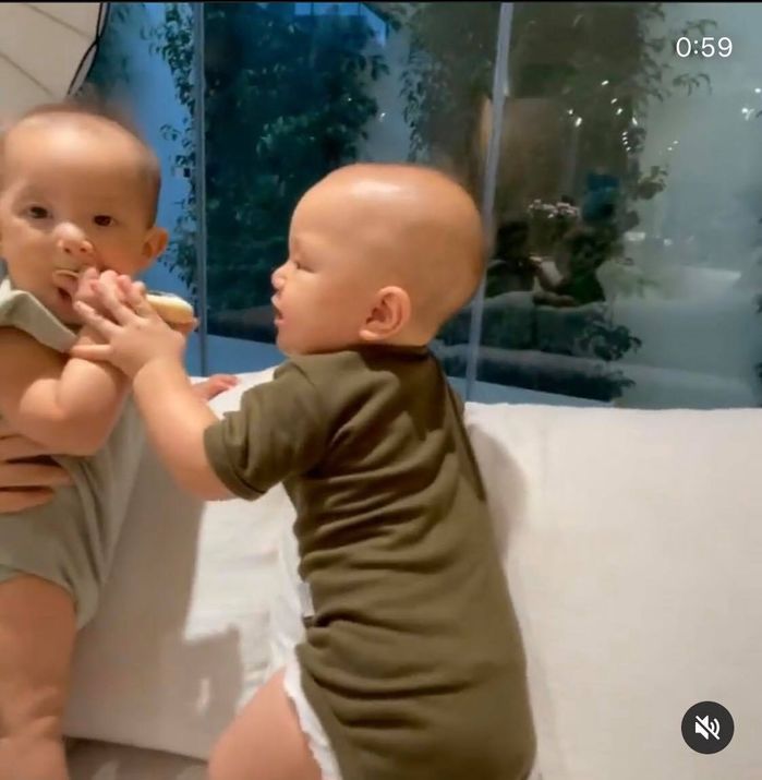Leon giang hồ giật đồ chơi của chị, Lisa la hét cầu cứu: Mẹ coi em kìa