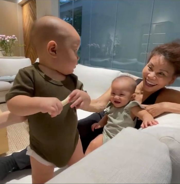 Leon giang hồ giật đồ chơi của chị, Lisa la hét cầu cứu: Mẹ coi em kìa