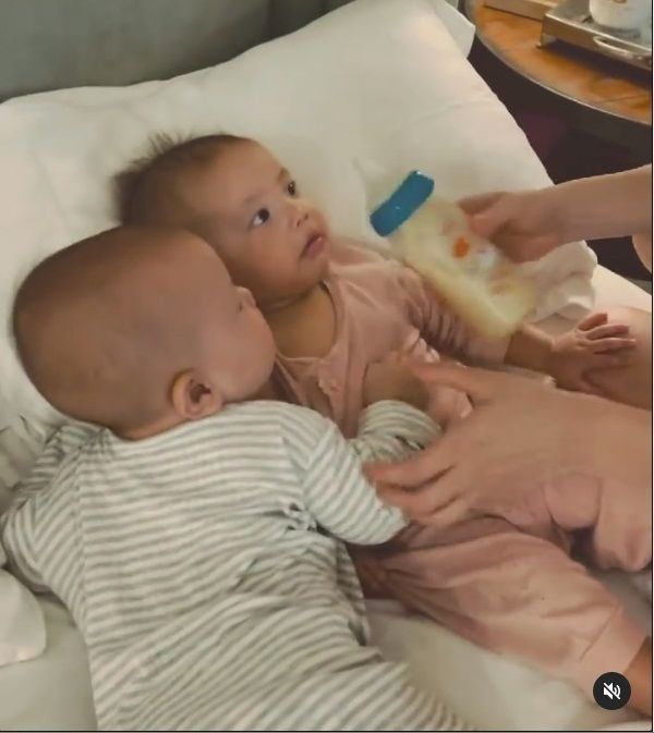 Leon giang hồ giật đồ chơi của chị, Lisa la hét cầu cứu: Mẹ coi em kìa