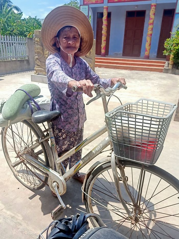 Mệ già Quảng Bình gửi thực phẩm cho SG: Mệ có từng mô ủng hộ từng nấy