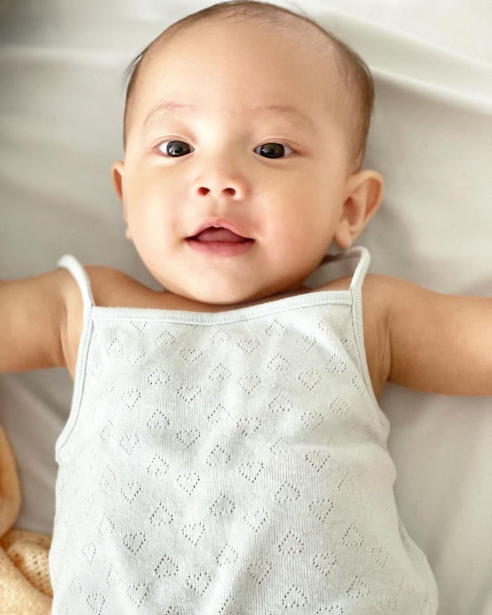 Hà Hồ than con gái có cái nết giống mẹ: Khó ăn khó ở quá nàng nhé